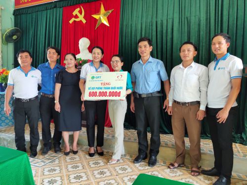 Tổ chức bàn giao, đưa vào sử dụng bể bơi phòng tránh đuối nước tại trường THCS Phan Tây Hồ, huyện Phú Ninh, tỉnh Quảng Nam.